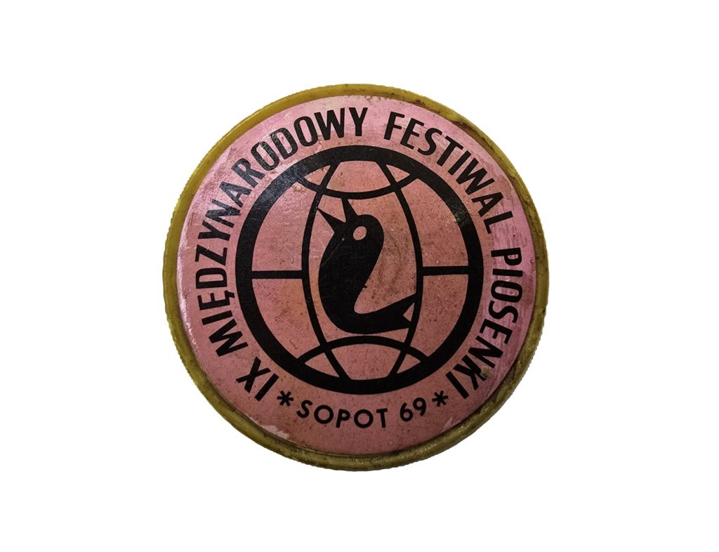 Przypinka z IX Międzynarodowego Festiwalu Piosenki w Sopocie