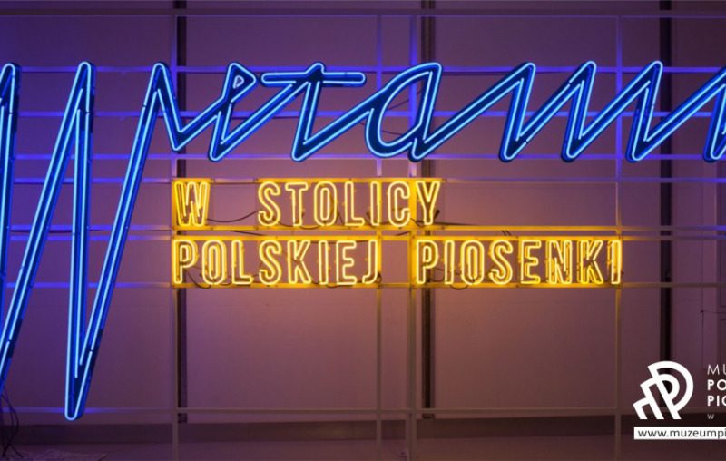 Replika neonu znajdująca się w Muzeum Polskiej Piosenki w Opolu