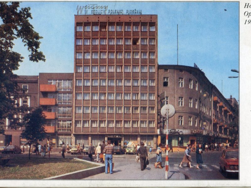 Oryginalny neon na budynku Hotelu Opole
