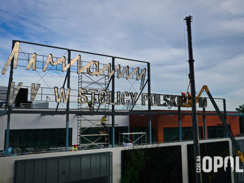 Współczesny neon na budynku Centrum Przesiadkowego Opole Główne