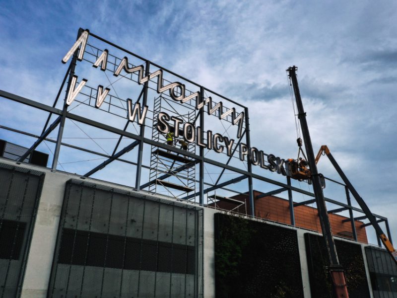 Współczesny neon na budynku Centrum Przesiadkowego Opole Główne