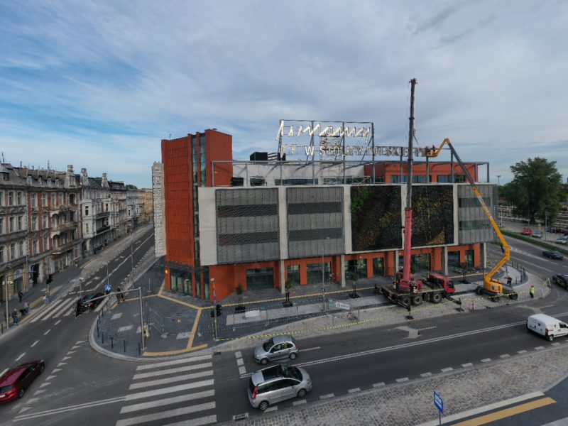 Współczesny neon na budynku Centrum Przesiadkowego Opole Główne