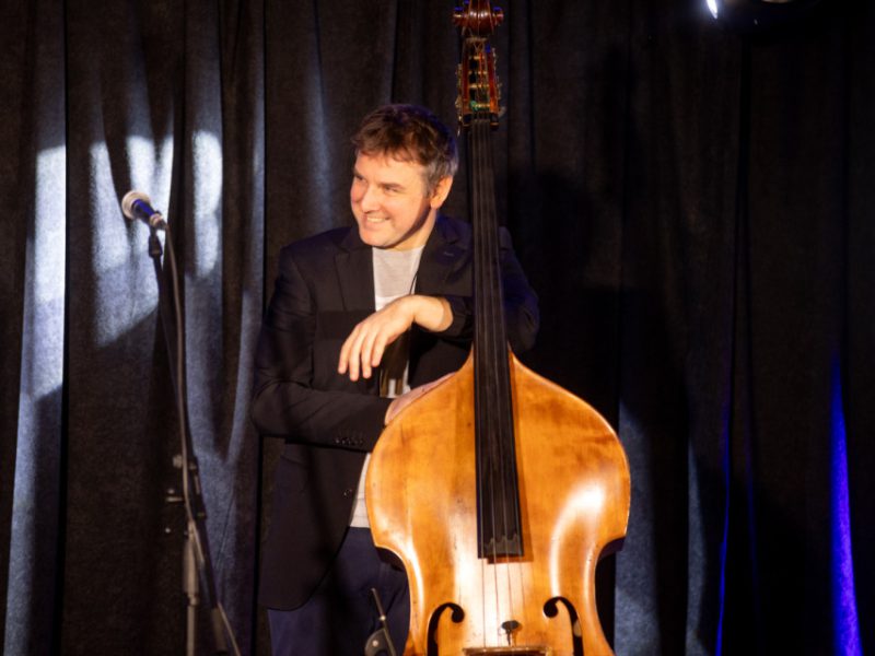 Fotografia z zajęć w ramach Małej Akademii Instrumentów z udziałem Macieja Szczycińskiego oraz Miłosz Wośko