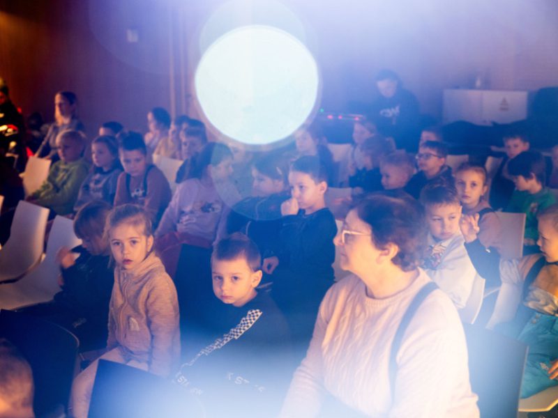 Fotografia z zajęć w ramach Małej Akademii Instrumentów z udziałem Macieja Szczycińskiego oraz Miłosz Wośko
