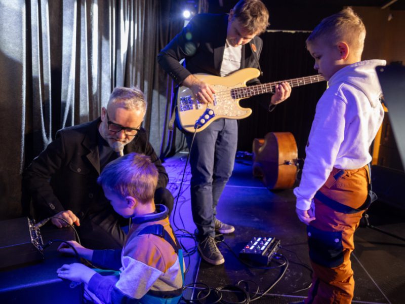 Fotografia z zajęć w ramach Małej Akademii Instrumentów z udziałem Macieja Szczycińskiego oraz Miłosz Wośko