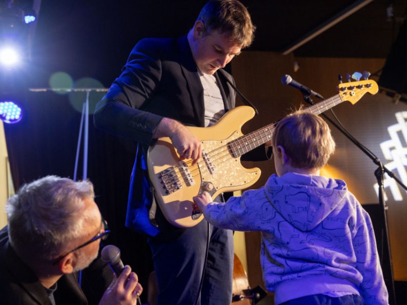 Fotografia z zajęć w ramach Małej Akademii Instrumentów z udziałem Macieja Szczycińskiego oraz Miłosz Wośko