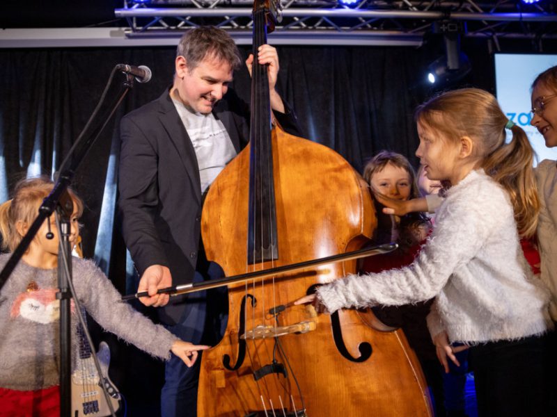 Fotografia z zajęć w ramach Małej Akademii Instrumentów z udziałem Macieja Szczycińskiego oraz Miłosz Wośko