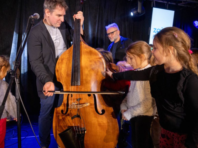 Fotografia z zajęć w ramach Małej Akademii Instrumentów z udziałem Macieja Szczycińskiego oraz Miłosz Wośko