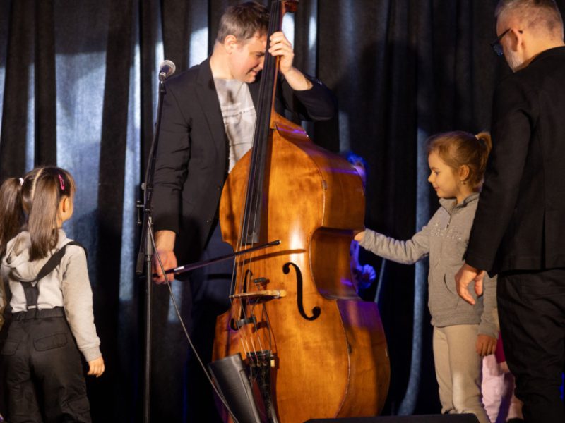 Fotografia z zajęć w ramach Małej Akademii Instrumentów z udziałem Macieja Szczycińskiego oraz Miłosz Wośko