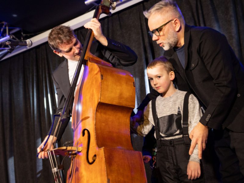 Fotografia z zajęć w ramach Małej Akademii Instrumentów z udziałem Macieja Szczycińskiego oraz Miłosz Wośko
