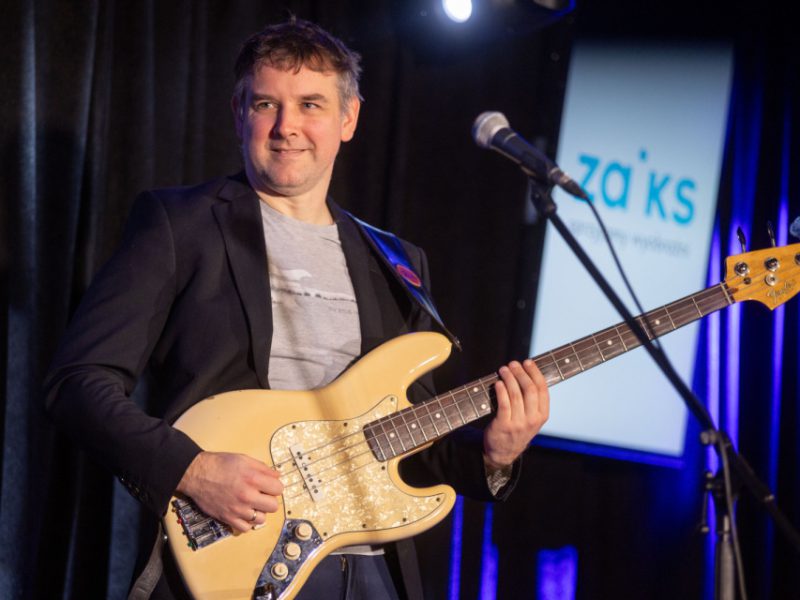 Fotografia z zajęć w ramach Małej Akademii Instrumentów z udziałem Macieja Szczycińskiego oraz Miłosz Wośko