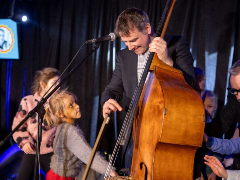 Fotografia z zajęć w ramach Małej Akademii Instrumentów z udziałem Macieja Szczycińskiego oraz Miłosz Wośko