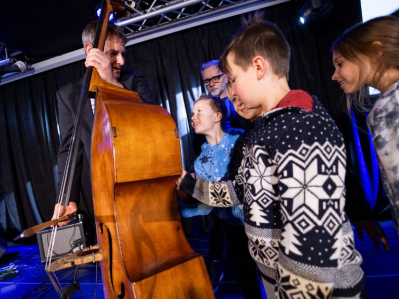 Fotografia z zajęć w ramach Małej Akademii Instrumentów z udziałem Macieja Szczycińskiego oraz Miłosz Wośko