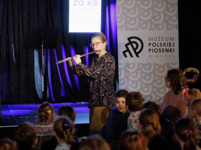 Zdjęcie z zajęć Małej Akademii Instrumentów z udziałem Małgorzaty Hlawsy