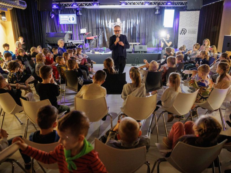 Zdjęcie z zajęć Małej Akademii Instrumentów z udziałem Małgorzaty Hlawsy