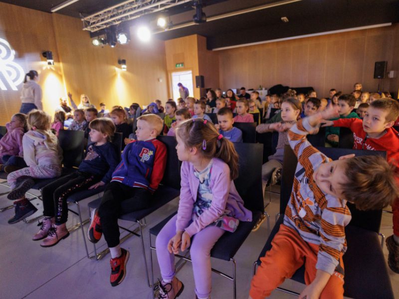 Zdjęcie z warsztatów w ramach Małej Akademii Instrumentów z udziałem Igora Przebindowskiego