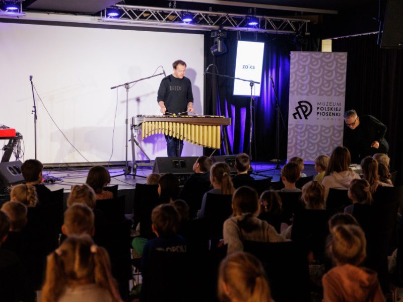 Zdjęcie z warsztatów w ramach Małej Akademii Instrumentów z udziałem Igora Przebindowskiego
