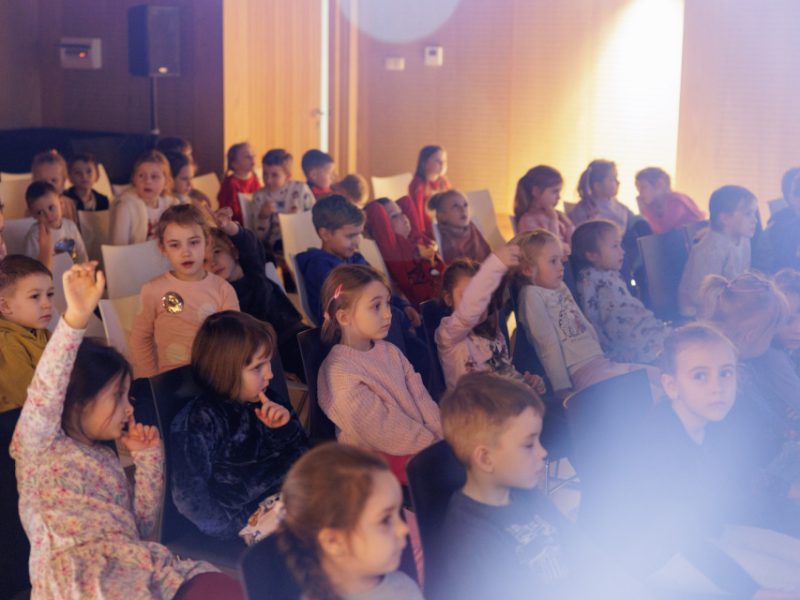 Zdjęcie z warsztatów w ramach Małej Akademii Instrumentów z udziałem Igora Przebindowskiego