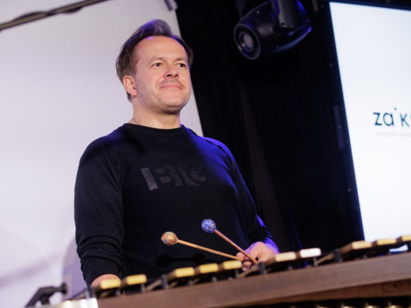Zdjęcie z warsztatów w ramach Małej Akademii Instrumentów z udziałem Igora Przebindowskiego