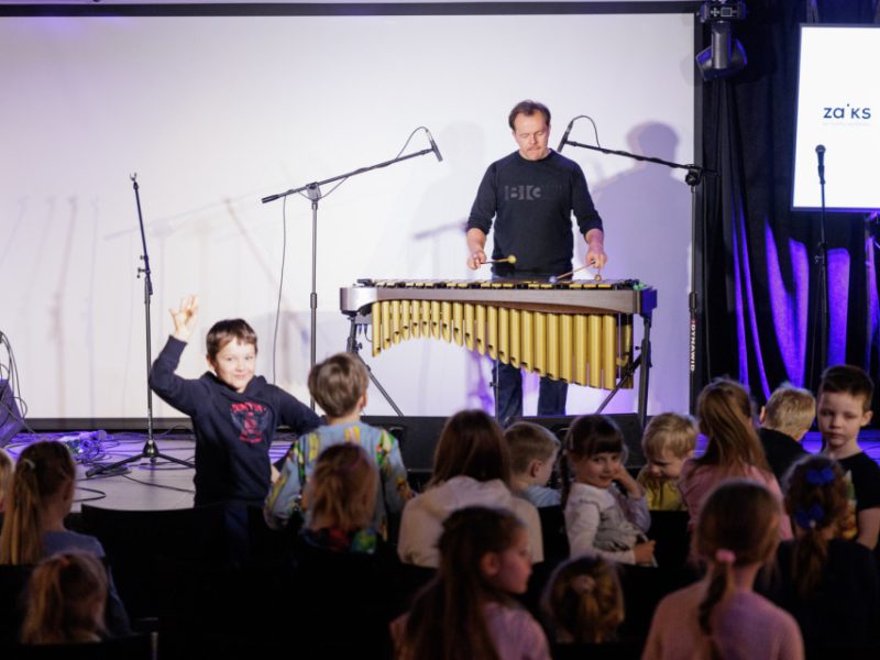 Zdjęcie z warsztatów w ramach Małej Akademii Instrumentów z udziałem Igora Przebindowskiego
