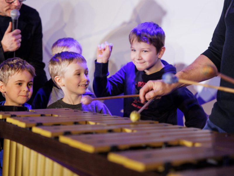 Zdjęcie z warsztatów w ramach Małej Akademii Instrumentów z udziałem Igora Przebindowskiego