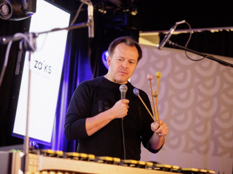 Zdjęcie z warsztatów w ramach Małej Akademii Instrumentów z udziałem Igora Przebindowskiego