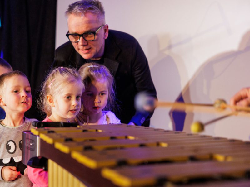 Zdjęcie z warsztatów w ramach Małej Akademii Instrumentów z udziałem Igora Przebindowskiego