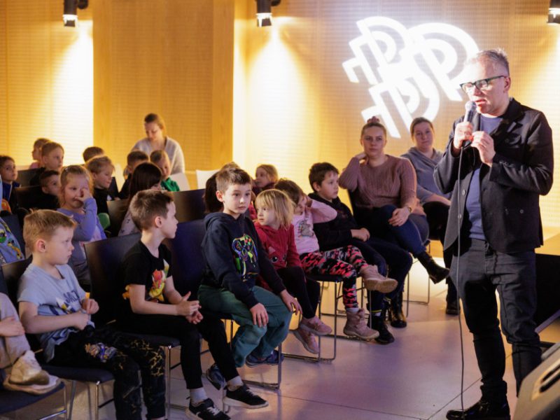 Zdjęcie z warsztatów w ramach Małej Akademii Instrumentów z udziałem Igora Przebindowskiego