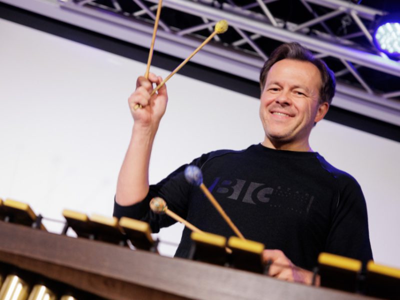 Zdjęcie z warsztatów w ramach Małej Akademii Instrumentów z udziałem Igora Przebindowskiego
