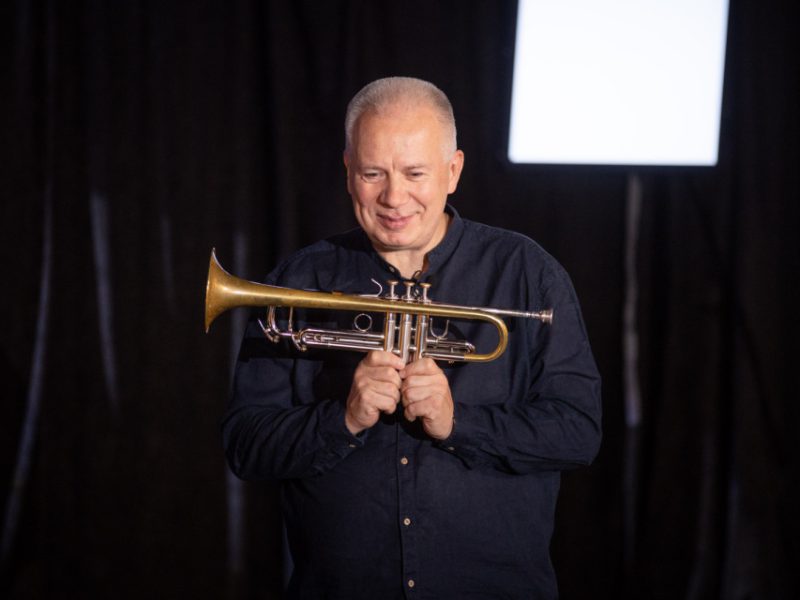 Piotr Wojtasik z trąbką w czasie prowadzenia zajęć