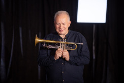 Piotr Wojtasik z trąbką w czasie prowadzenia zajęć.