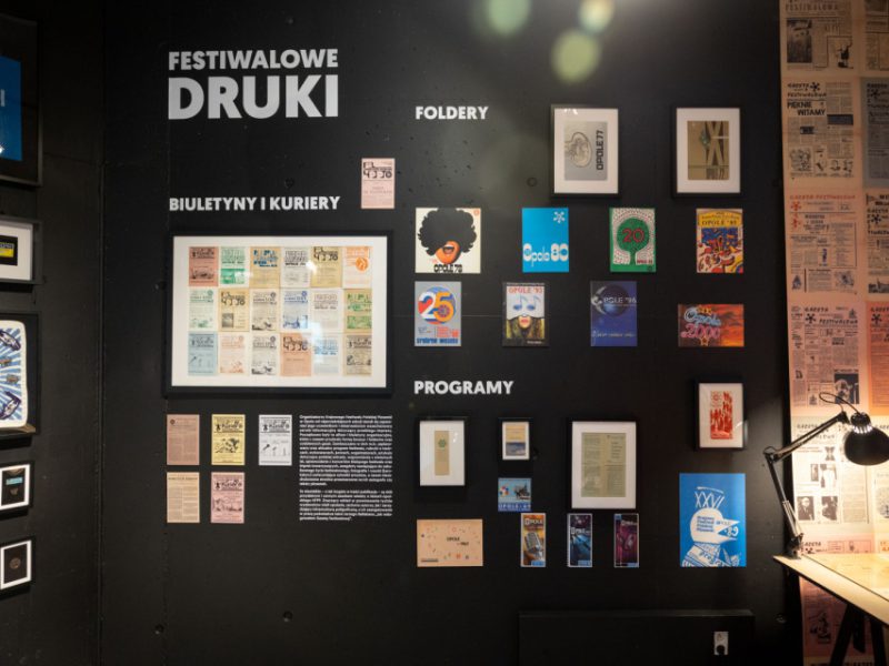 Śnia z drukami festiwalowymi - fragment wystawy pt