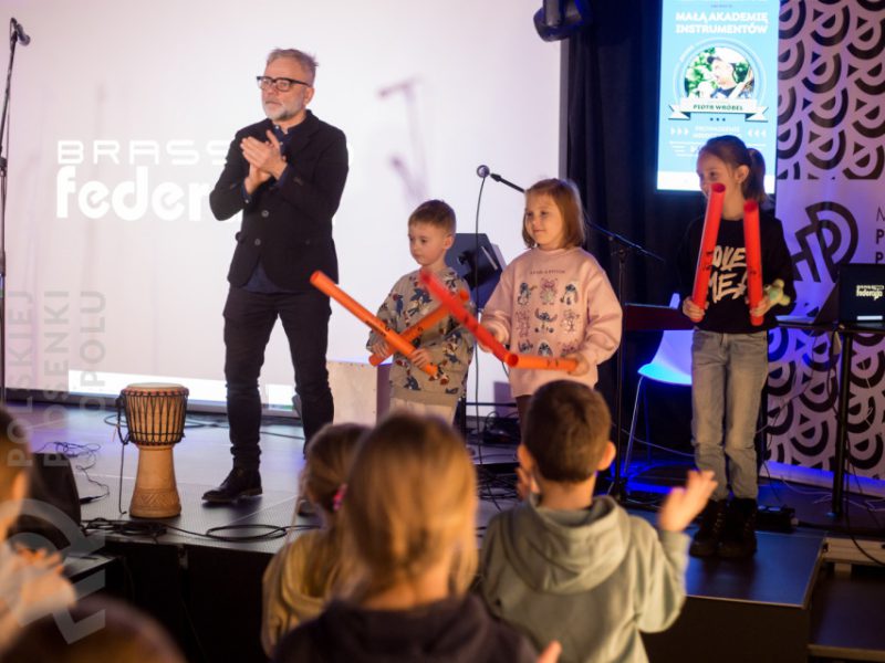 Miłosz Wośko na scenie z grupą dzieci