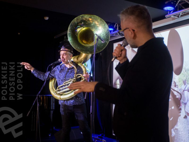 Miłosz Wośko i Piotr Wróbel na scenie, w czasie zajęć w Małej Akademii Instrumentów
