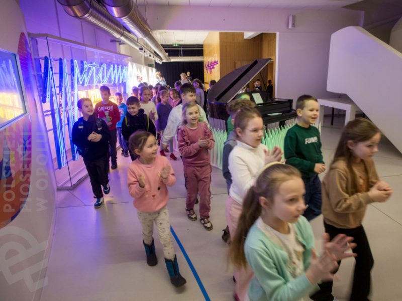 Grupa dzieci uczestniczących w warsztatach