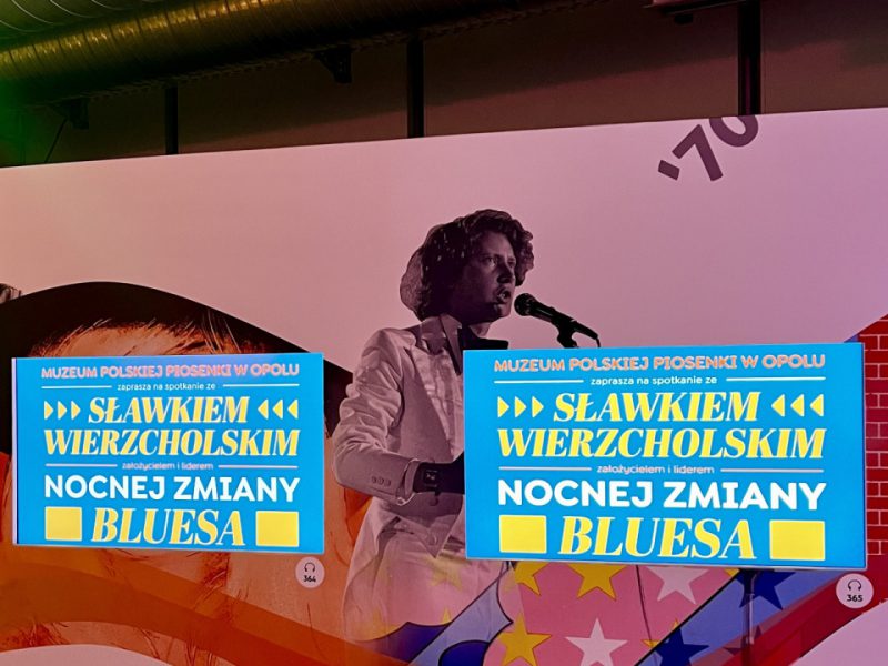 Grafiki w muzeum, zapraszające na spotkanie ze Sławomirem Wierzcholskim