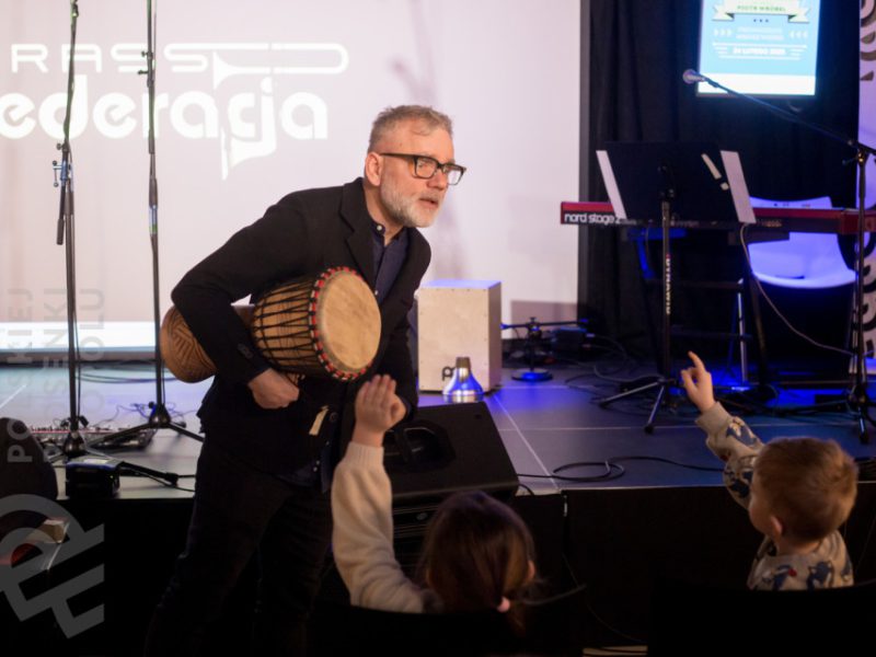 Miłosz Wośko na scenie, z bębenkiem