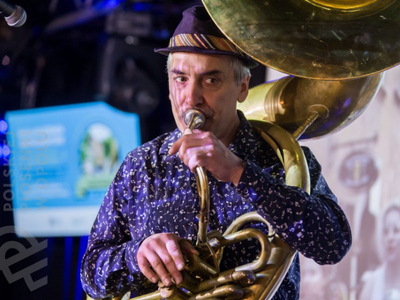 Piotr Wróbel grający na puzonie w czasie zajęć Małej Akademii Instrumentów
