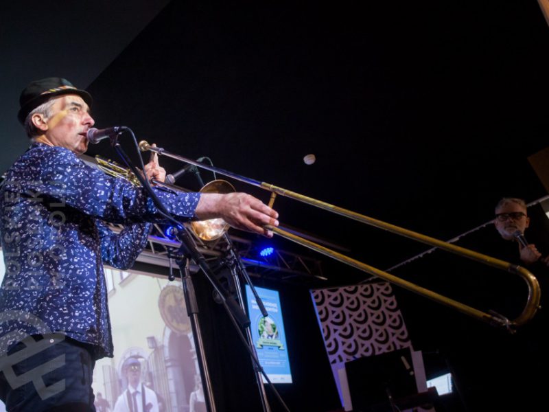 Piotr Wróbel grający na puzonie w czasie zajęć Małej Akademii Instrumentów
