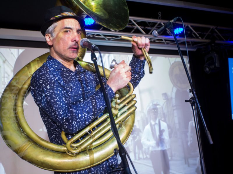 Piotr Wróbel prezentujący puzon w czasie zajęć Małej Akademii Instrumentów