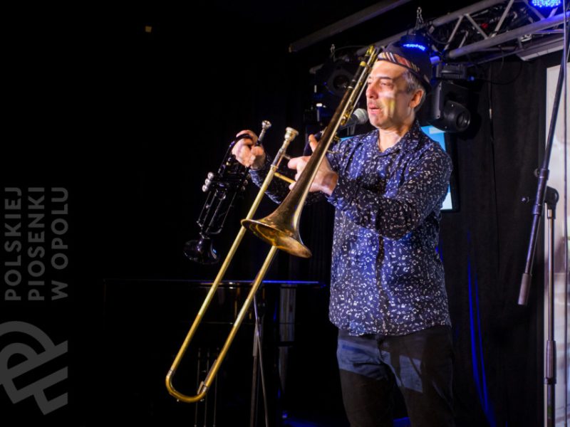 Piotr Wróbel prezentujący puzon w czasie zajęć Małej Akademii Instrumentów
