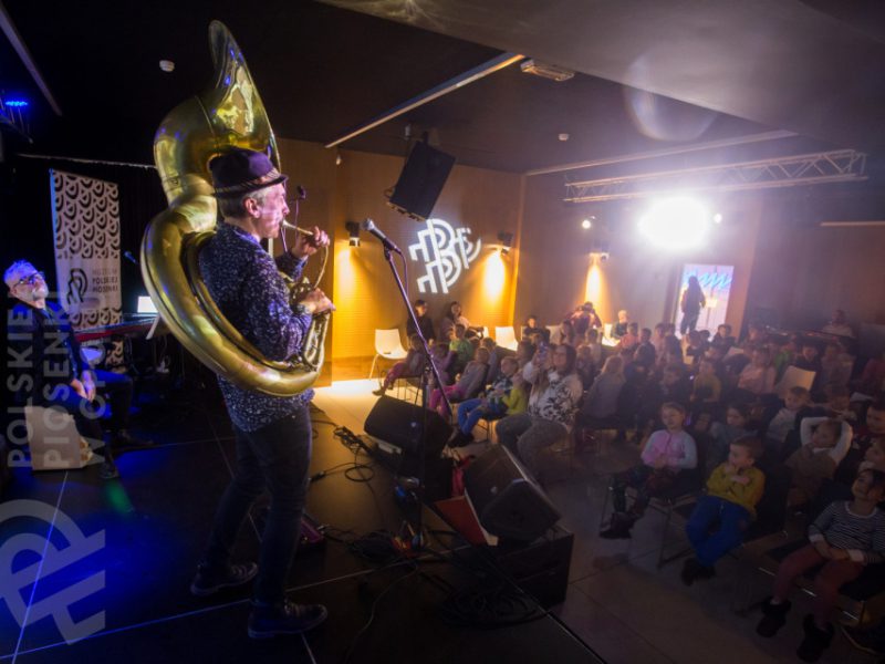 Piotr Wróbel prezentujący puzon w czasie zajęć Małej Akademii Instrumentów