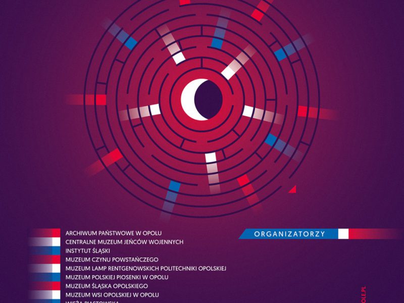 Kompozycja graficzna z centralnym motywem labiryntu w odcieniach fioletu, czerwieni, bieli i granatu, z półksiężycem w środku. U góry biało-czerwono-niebieski napis: „17. Noc Muzeów – Cisza nocna, 17 maja 2025, 18:00–23:59”. Na dole lista instytucji biorących udział, m.in. Archiwum Państwowe w Opolu, Muzeum Polskiej Piosenki w Opolu, Muzeum Śląska Opolskiego, Wieża Piastowska. Po prawej kod QR i adres strony wydarzenia
