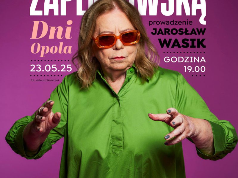 Na fioletowo-różowym tle centralnie umieszczone zdjęcie Elżbiety Zapendowskiej w zielonej koszuli i pomarańczowych okularach przeciwsłonecznych, z dłońmi uniesionymi w geście. Nad nią biało-zielony i różowy napis informuje: „Muzeum Polskiej Piosenki w Opolu zaprasza na spotkanie z Elżbietą Zapendowską”. Poniżej: „Dni Opola, 23.05.25, godzina 19.00, prowadzenie Jarosław Wasik”. Na dole logotypy organizatorów i adres sali kinowej MPP
