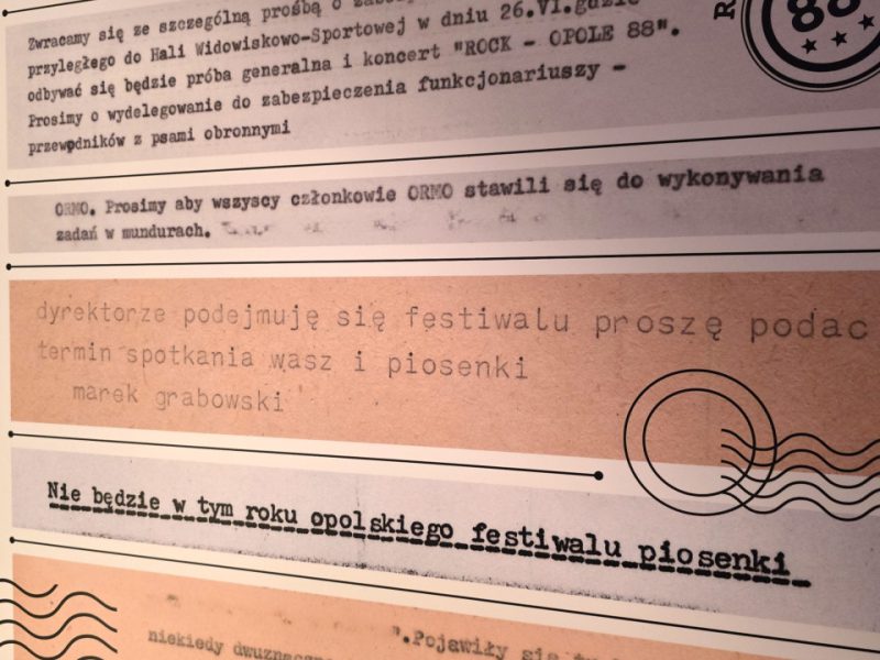 Plansza wystawowa prezentująca fragmenty dokumentów maszynopisowych związanych z organizacją festiwalu w Opolu. Teksty zawierają urzędowe pisma, komunikaty oraz notatki. W jednym z fragmentów widnieje prośba o zabezpieczenie terenu podczas koncertu „Rock-Opole 88”, w innym zapis „Nie będzie w tym roku opolskiego festiwalu piosenki”. Dokumenty mają charakter archiwalny, częściowo opatrzone są pieczęciami i znakami graficznymi przypominającymi pocztowe stempelki