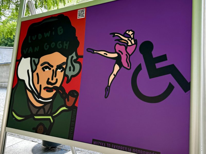 Zbliżenie na plakat podzielony na dwie części. Po lewej stylizowany portret mężczyzny w zielonym stroju z fajką, z napisem „Ludwig Van Gogh”. Po prawej fioletowe tło z sylwetką baletnicy i czarnym symbolem osoby z niepełnosprawnością ruchową. Na dole napis „Muzyka to ekspresja osobowości”