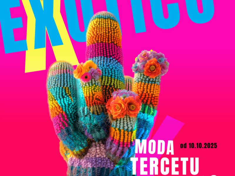 Plakat zapowiada wystawę Muzeum Polskiej Piosenki w Opolu, pt. „Exotico. Moda Tercetu Egzotycznego”. Otwarta dla zwiedzających od 10 października 2025 roku. Wejście do Muzeum od strony ulicy Barlickiego i Amfiteatru Tysiąclecia. Plakat ma różowe tło. W centralnej części duży kolumnowy kaktus z licznymi pędami. Ozdobiony pasami w różnych kolorach. Trzy pędy kaktusa mają na czubkach kolorowe kwiaty. W górnej części plakatu napis EXOTICO w kolorze niebieskim i żółtym. W dolnej części plakatu cztery czarne loga: Muzeum Polskiej Piosenki, Opole, Patron Medialny Jedynka Polskie Radio, Partner Wystawy Atlantis Deweloper