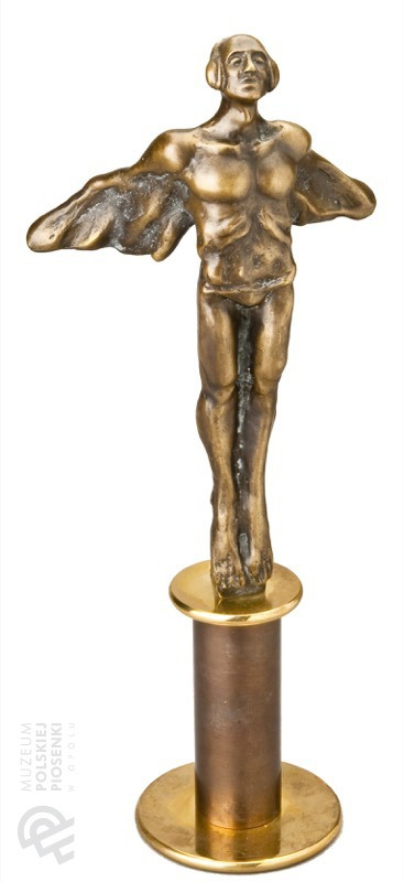 Statuetka Fryderyka autorstwa Doroty Dziekiewicz-Pilich.Statuetka waży około 1,07 kg i jest wykonana z brązu. Wyjątkiem jest Złoty Fryderyk, który jest dodatkowo pozłacany. Wszystkie nagrody minimalnie różnią się od siebie, o czym decyduje ręczne wykończenie każdej z nich. Produkcja figurek przed galą trwa około półtora miesiąca. Do tej pory wyprodukowano 817 rzeźb według używanego do dziś projektu.