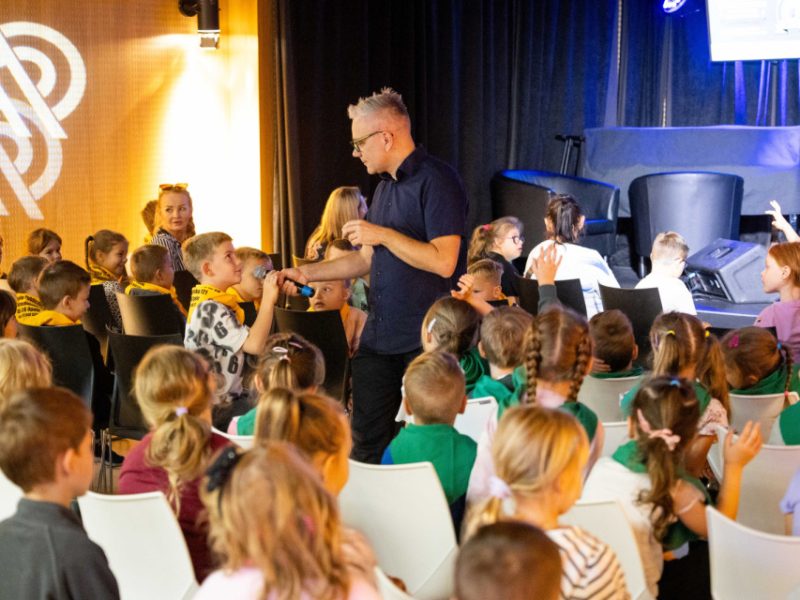 Maciej Fortuna w "Małej Akademii Instrumentów - Dęte, nienadęte i czułe struny", fot. S. Mielnik