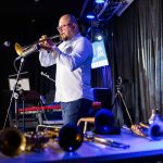 Maciej Fortuna w "Małej Akademii Instrumentów - Dęte, nienadęte i czułe struny", fot. S. Mielnik